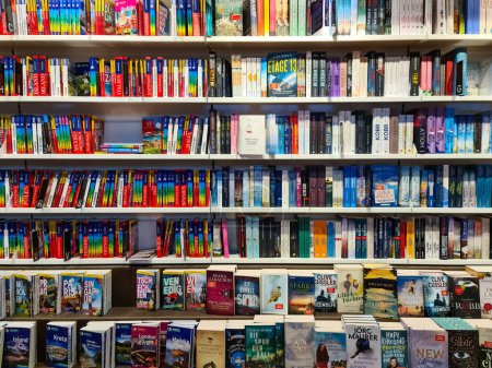 Foto de Hamburgo, Alemania 02. Febrero 2024: Vista de numerosos libros y libros con novelas en una librería en el aeropuerto de Hamburgo - Imagen libre de derechos