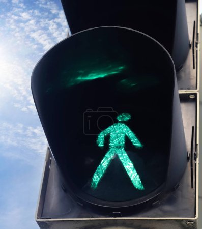 Téléchargez les photos : Feux de circulation verts et rouges pour piétons et voitures trouvés en Allemagne - en image libre de droit