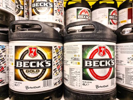 Téléchargez les photos : Kiel, Allemagne - 01. Avril 2024 : Bière de marque Kegs of Becks à vendre sur un marché des boissons - en image libre de droit