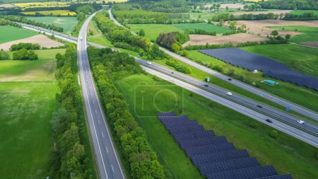 Drone vista de una carretera en Alemania con mucho tráfico y muchos campos verdes a su alrededor