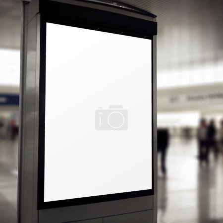 Téléchargez les photos : Panneau publicitaire maquette, arrière-plan de l'aéroport - en image libre de droit