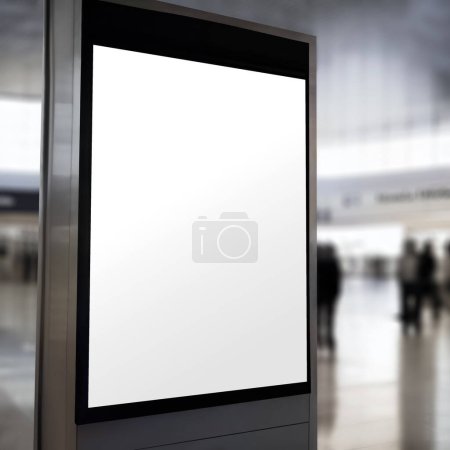 Téléchargez les photos : Panneau publicitaire maquette, arrière-plan de l'aéroport - en image libre de droit