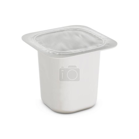 Téléchargez les photos : Une tasse de yaourt blanche isolée sur un fond blanc - en image libre de droit