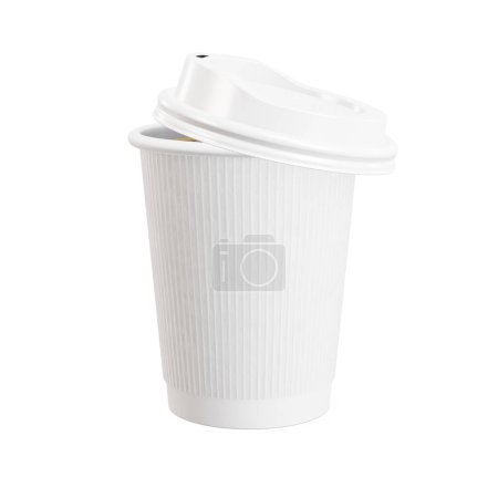 Téléchargez les photos : Une image vierge d'une tasse de café à moitié ouverte isolée sur un fond blanc - en image libre de droit