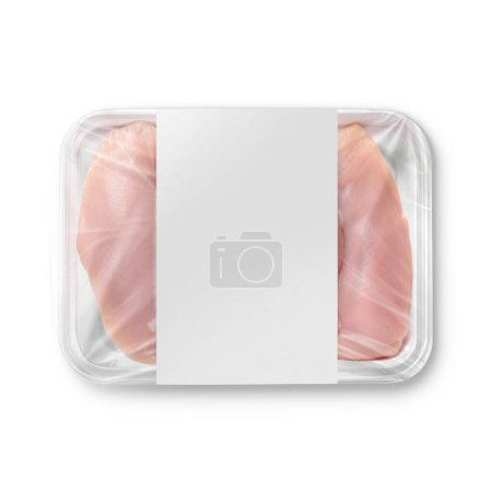 Téléchargez les photos : Une image d'un plateau en plastique blanc poitrine de poulet avec étiquette isolée sur un fond blanc - en image libre de droit