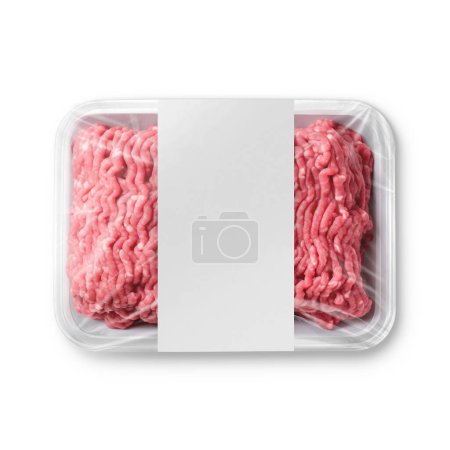 Foto de Una bandeja de plástico blanco con carne picada con etiqueta aislada sobre un fondo blanco - Imagen libre de derechos