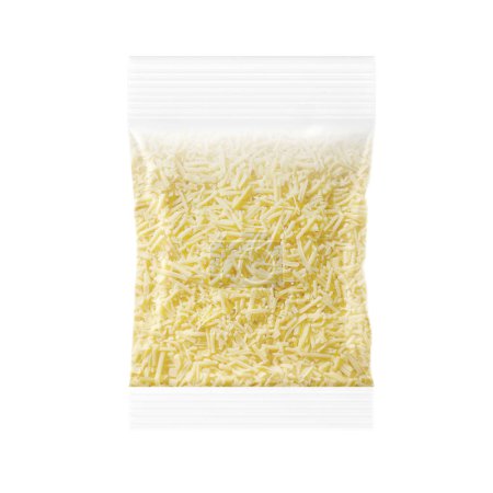 Téléchargez les photos : Image d'un paquet de fromage râpé isolé sur fond blanc - en image libre de droit