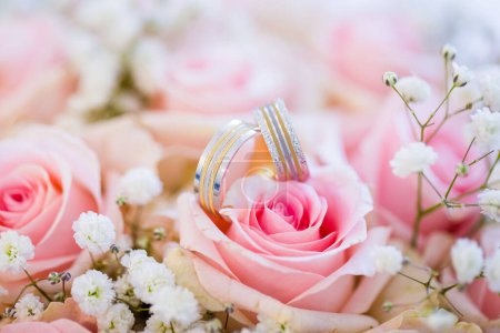 Foto per Primo piano di bella fede nuziale sul bouquet da sposa. - Immagine Royalty Free