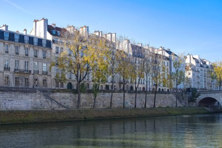 Téléchargez les photos : Paris, ile Saint-Louis, belles maisons quai d Anjou - en image libre de droit