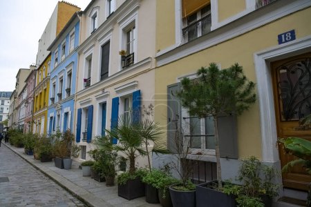Téléchargez les photos : Paris, maisons colorées rue Cremieux, rue typique du 12e arrondissement - en image libre de droit