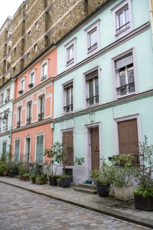 Foto de París, casas coloridas rue Cremieux, calle típica en el distrito 12e - Imagen libre de derechos