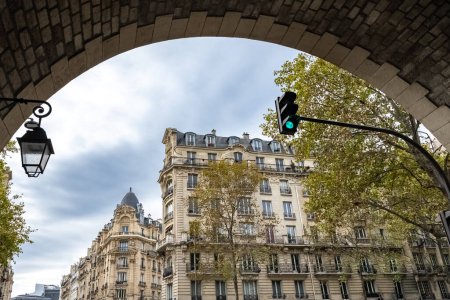 Téléchargez les photos : Paris, bel immeuble, avenue Daumesnil dans le 12ème arrondissement, sous le viaduc - en image libre de droit