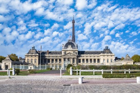 Téléchargez les photos : Paris, l'école militaire, avec la Tour Eiffel en arrière-plan - en image libre de droit