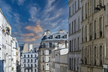 Téléchargez les photos : Paris, petites maisons et rue, bâtiments typiques à Montmartre - en image libre de droit