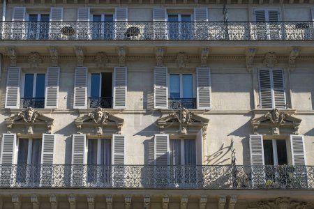 Foto de París, edificios antiguos avenida Daumesnil, fachadas y ventanas típicas - Imagen libre de derechos