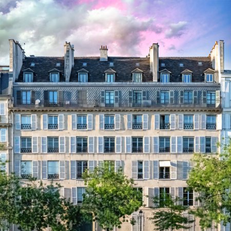 Téléchargez les photos : Paris, ile saint-louis et quai de Bethune, beaux bâtiments anciens, coucher de soleil sur le pont Sully - en image libre de droit