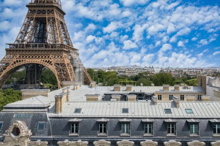 Foto de París, hermosas fachadas Haussmann en una zona de lujo de la capital, con la Torre Eiffel y la colina Montmartre en el fondo - Imagen libre de derechos