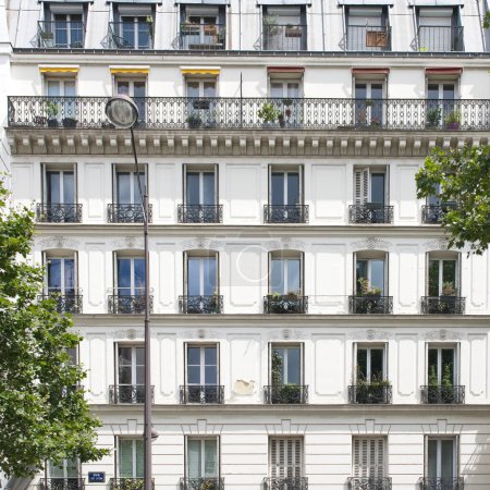 Téléchargez les photos : Paris, beautiful building, rue de Lyon in the 12th arrondissement - en image libre de droit