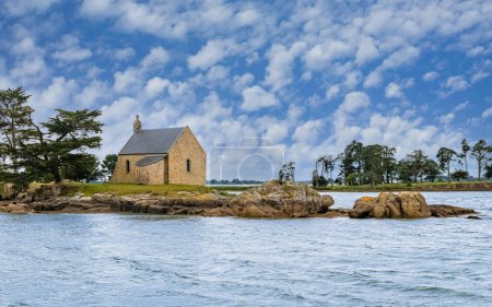 Téléchargez les photos : Île de Boedic, avec la chapelle, dans le golfe du Morbihan, sur la côte - en image libre de droit