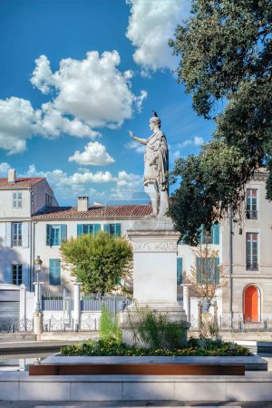 Téléchargez les photos : Nîmes ville, en France, une belle place boisée dans le centre historique, place Antonin - en image libre de droit