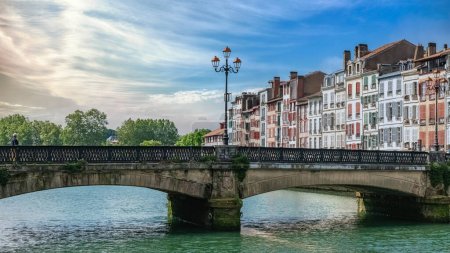 Foto de Bayonne in the pays Basque, typical facades and bridge on the river Nive - Imagen libre de derechos