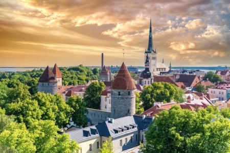 Foto de Tallin en Estonia, vista de la ciudad medieval con la iglesia de San Nicolás, casas coloridas y torres típicas - Imagen libre de derechos