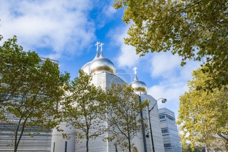 Téléchargez les photos : Paris, l'église orthodoxe russe, de beaux dômes d'or - en image libre de droit