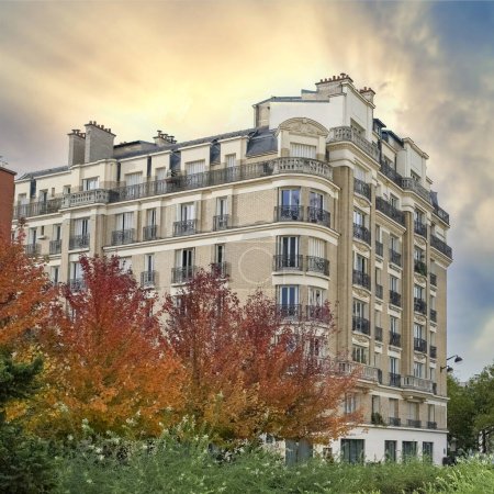 Foto de París, fachada típica en otoño, edificio del bulevar Richard-Lenoir, en el distrito 11e - Imagen libre de derechos