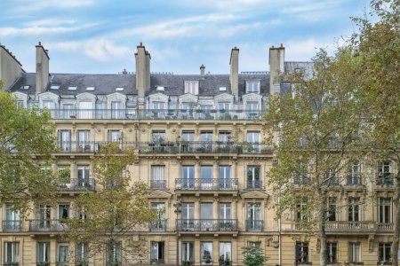 Foto de París, fachada típica, edificio bulevar Richard-Lenoir, en el arrondissement 11e - Imagen libre de derechos