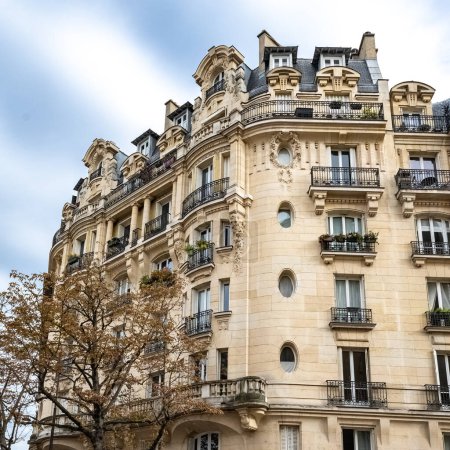 Foto de París, antiguo edificio avenida Daumesnil, fachadas y ventanas típicas - Imagen libre de derechos