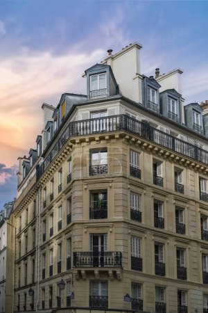 Foto de París, fachada típica, edificio bulevar Richard-Lenoir, en el arrondissement 11e - Imagen libre de derechos