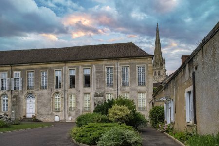 Téléchargez les photos : Autun, cité médiévale en Bourgogne, belles maisons dans le centre - en image libre de droit