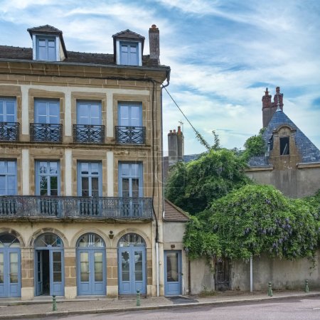 Autun, cité médiévale en Bourgogne, belles maisons dans le centre