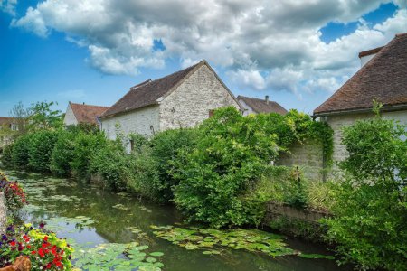 Foto de Chablis, pequeña ciudad en Borgoña, casas típicas en el río - Imagen libre de derechos