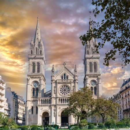 Foto de París, iglesia de Saint-Ambroise, bulevar Voltaire en el distrito 11e - Imagen libre de derechos