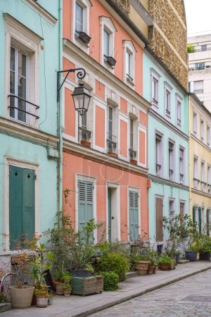 Foto de París, casas coloridas rue Cremieux, calle típica en el distrito 12e - Imagen libre de derechos