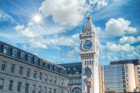 Foto de París, el reloj de la estación de Lyon, estación de tren en el centro - Imagen libre de derechos