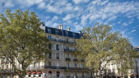 Paris, antike Gebäude an der Bastille, typische Fassaden, Blick aus dem öffentlichen Garten
