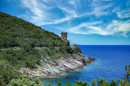 Córcega, la torre de la pérdida, antigua fortaleza genovesa en la costa, paisaje marino en primavera