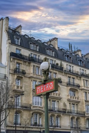 Foto de París, hermosos edificios bulevar Voltaire en el arrondissement 11e, con una señal de metro - Imagen libre de derechos