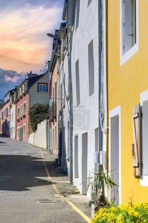 Sauzon à Belle-Ile, Bretagne, rue typique du village, avec des maisons colorées