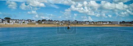 Quiberon in der Bretagne, der Strand von Port-Maria mit Leuchtturm
