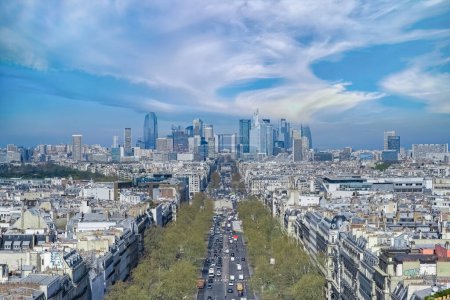 Paris, schöne Haussmann-Fassaden und -Dächer in einer Luxusgegend der Hauptstadt, Blick vom Triumphbogen mit den Verteidigungstürmen