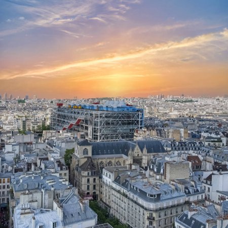 Foto de París, vista aérea de la ciudad, con el centro Pompidou, y la iglesia de Saint-Merri - Imagen libre de derechos