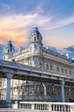Foto de París, el puente Bir-Hakeim en el Sena, hermoso edificio - Imagen libre de derechos