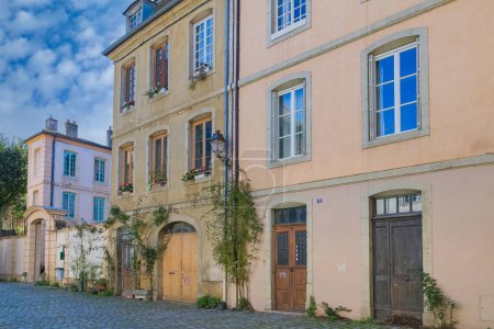 Téléchargez les photos : Cluny en France, maisons anciennes, petite rue en Bourgogne - en image libre de droit