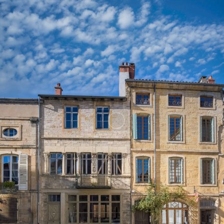 Téléchargez les photos : Cluny en France, maisons anciennes, petite rue en Bourgogne, maisons anciennes - en image libre de droit