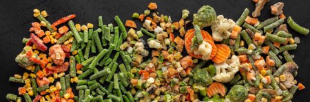 Bannière de mélange de légumes congelés, haricots verts congelés et brocoli, maïs et carottes, choux de Bruxelles et chou-fleur, pois et poivrons, aubergines et courgettes, vue du dessus