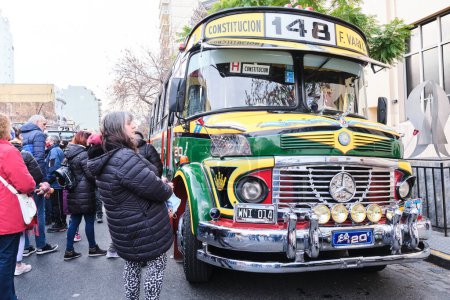 Téléchargez les photos : Buenos Aires, Argentine, 20 juin 2022 : personnes regardant une Mercedes Benz 1114, vieux bus vintage pour le transport public de passagers, ligne 148, lors d'une exposition du musée de l'autobus antique. - en image libre de droit