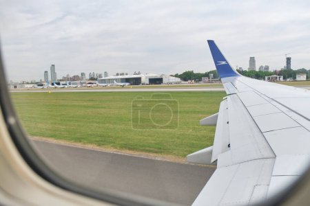 Foto de Buenos Aires, Argentina, 18 de noviembre de 2022: Vista desde una ventana de un avión Boeing 737-700 de Aerolineas Argentinas mientras rodaba por la pista del Aeropuerto Internacional Jorge Newbery. - Imagen libre de derechos